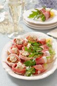 Ham rolls with dried figs, blue cheese and pears