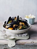 Steamed mussels with dill and lemons