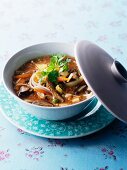 Asiatische scharf-saure Suppe
