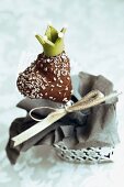 Schokoladen-Cake Pop in Herzform und mit Krone