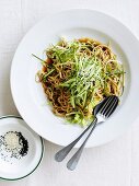 Soba-Nudeln mit Chinakohl, Gurkenstreifen und Ingwer