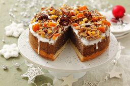 Mohnkuchen mit Glasur, Trockenfrüchten und Nüssen (weihnachtlich)