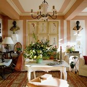 Elegantes Wohnzimmer im französischen Stil mit großem Blumenstrauss