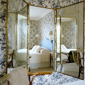 Traditionelles Schlafzimmer spiegelt sich im Paravent mit eingebauten Spiegelpaneelen