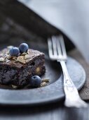 Schokoladen-Mandel-Kuchen mit Blaubeeren