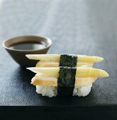 Nigiri-Sushi mit Hähnchenbrust und weißem Spargel