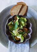 Ebly-Salat mit gebratenen Zucchinischeiben