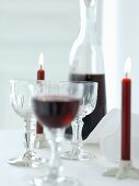 Rotwein und Kerzen (weihnachtlich)