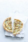 Pizza mit Creme fraiche, Fontina-Käse und Trüffel