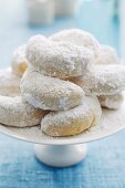 Kourabiedes (Greek Christmas biscuits)