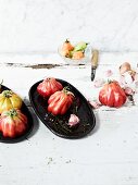 Verschiedene Heirloom Tomaten und Knoblauch