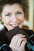 Frau beim Schokoladeessen