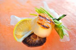 Grilled scallops with a shiitake mushroom and lemon (Asia)