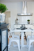Küchentisch und weiße Metallstühle im Retrostil in Landhausküche