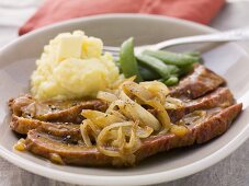 Braised brisket with onions and mashed potatoes, USA