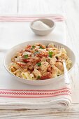 Tagliatelle mit Hähnchen, getrockneten Tomaten und Sahnesauce