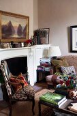 Antiker Polsterstuhl im Wohnzimmer vor klassischem Kamin und impressionistischem Gemälde