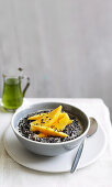 Schwarzer Quinoa mit Kokosnuss, Mango und Kaffirlimettensirup