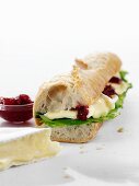 Baguettesandwich mit Brie und Marmelade