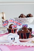 Union Jack Schokoladen-Cupcakes auf Tisch
