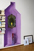 Aufgehängter Spiegel mit verziertem Rahmen und Bodenglasvase in violett getönter Wandnische