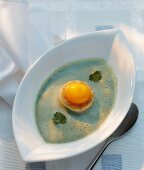 Brennessel-Spinat-Suppe mit Ei