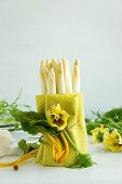 Geschälter weisser Spargel in einem Küchentuch