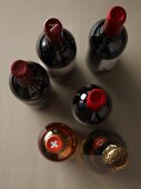 Verschiedene Weinflaschen von oben