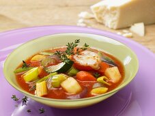 Minestrone with gratinated tomatoes