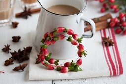 Kanne mit Chai-Tee und Kränzchen aus Johanniskrautbeeren