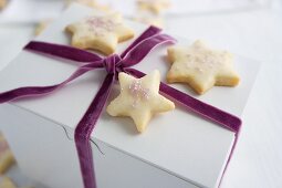 Butterplätzchen in Sternform auf Geschenkkarton mit Samtband