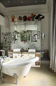 Badezimmer mit frei stehender Badewanne und Doppel-Waschbecken am Raumteiler
