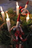 Adventskranz mit brennenden Kerzen