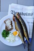 Räucherhering mit Ei, Zwiebel, Schnittlauch und Vollkornbrot (Dänemark)