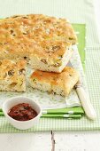 Focaccia mit Oliven, Thymian und Meersalz mit Dip von getrockneten Tomaten