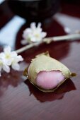 Mochi (Reiskuchen, Japan) mit Kirschblüten
