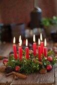 Buchskranz mit Kerzen, Maroni, Zimtstangen, Christbaumkugeln