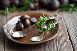 A place setting with spoons decorated with box leaves