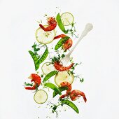 Salat mit gegrillten Scampi, Zuckerschoten, Minze und Limetten