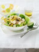 Salat mit Kiwi, Feta & geräucherter Putenbrust
