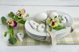 Österliche Tischdeko mit Stiefmütterchen & Eiern