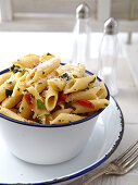 Penne Primavera mit Tomaten, Frühlingszwiebeln & Kräutern