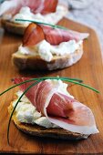 Bruschetta al prosciutto (toasted bread topped with ricotta and Parma ham)