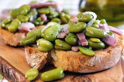 Bruschetta fave e prosciutto (toasted bread topped with broad beans)