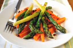 Asparagus with carrots and crispy croutons