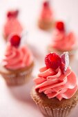 Mehrere Himbeer-Cupcakes