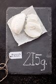 Buffalo mozzarella with a label and its weight