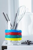 Glasbehälter mit Küchenwerkzeugen: Haltestelle für Haushaltsgummis