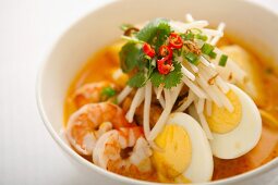 Malaysisches Gericht mit Garnelen mit gekochtem Ei und Bohnensprossen