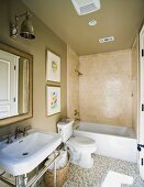 Kleines Badezimmer mit Mosaikfliesenboden und Waschbecken auf verchromtem Stahlgestell
